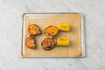 Bag kartoffel & majs