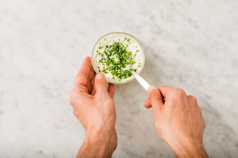 FÜR DEN KRÄUTERDIP