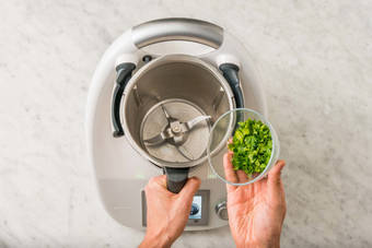 ZERKLEINERN & SCHNEIDEN