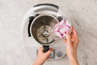 ZWIEBEL KARAMELLISIEREN