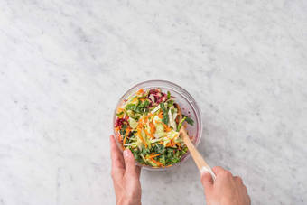 Förbered råkostsallad