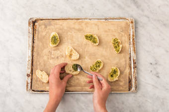 Préparer les tartines de pesto