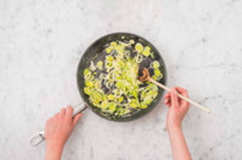 Étuver le poireau et la courgette