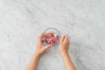 Faire les pickles d'oignon rouge