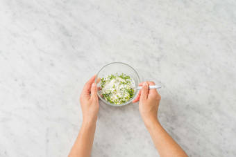 Préparer la sauce aux herbes