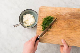 FLAMMKUCHEN BESTREICHEN