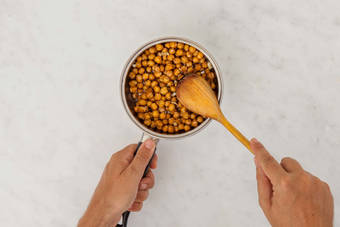 Poêler les pois chiches