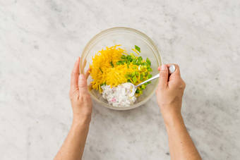 MÖHRENSALAT BEREITEN