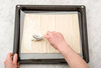 FLAMMKUCHEN VORBEREITEN