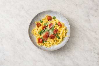 Préparer le pesto et servir