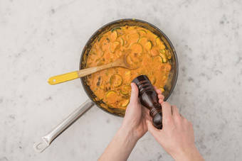 Currysoße vollenden