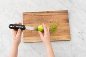 Limoen en koriander snijden