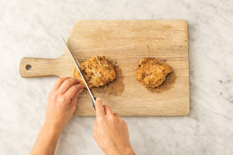 Skær kylling i skiver. 