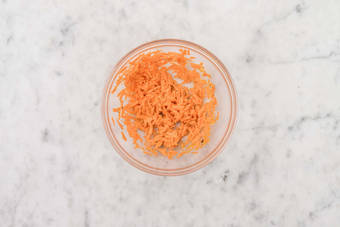 MÖHRENSALAT ZUBEREITEN