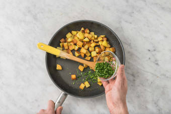 Dressing & Kartoffelwürfel