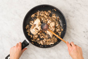 Cuire à la sauteuse