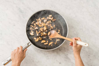 Cuire les champignons