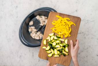 HÄHNCHENSTREIFEN ANBRATEN