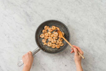 Cuire les crevettes dans la sauce