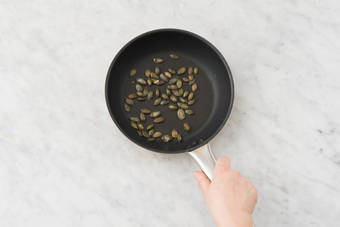 Faire sauter les graines de courge