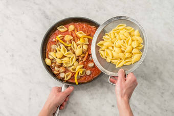 Mélanger les pâtes