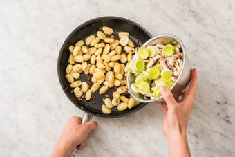 Gnocchi und Gemüse braten