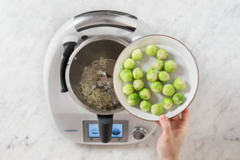 Zerkleinern & dünsten