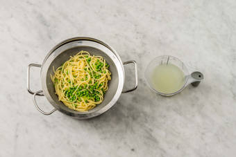 COOK LINGUINE and peas