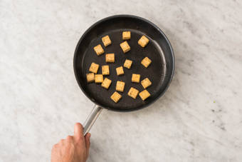 Fry the tofu