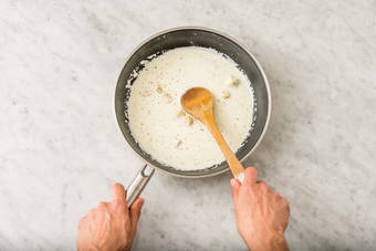 Camembert saus maken