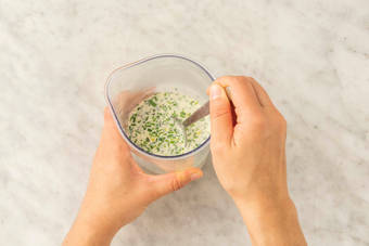 Für die Kräutersoße