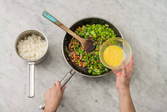 Faire sauter le riz.