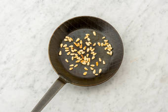 Sonnenblumenkerne rösten