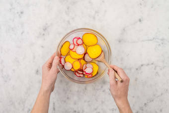 Préparer les radis aigre-doux