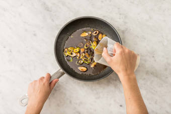 Soße kochen & Salat zubereiten