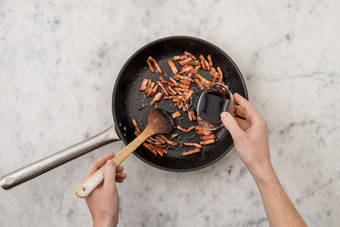 Caraméliser le lard