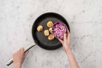 Cuire les boulettes de poulet haché
