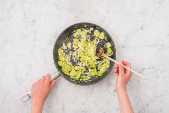 Prei en courgette stoven