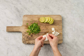 Couper la feta et la coriandre