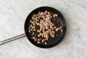 Fry the sausage meat