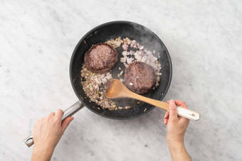 Wildzwijnburger bakken