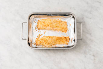 Bake broccoli and salmon