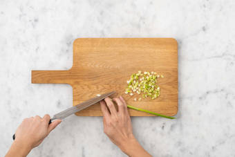 Couper les oignons nouveaux