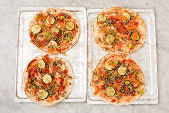 Enfourner les pains plats garnis