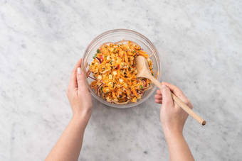 Préparer la salade de choucroute