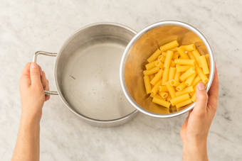 Cook rigatoni