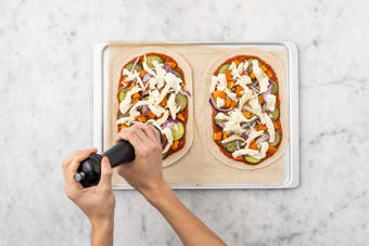 Garnir la tarte flambée