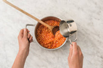 Cuire le risotto à la tomate