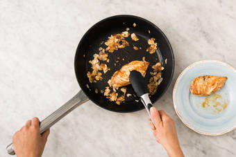 Dorer les amandes effilées