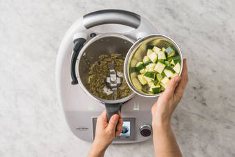 Zucchini schneiden & dünsten